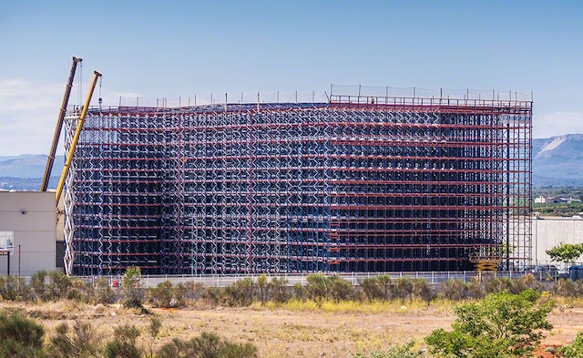 Automated clad-rack warehouse of Laboratorios Maverick