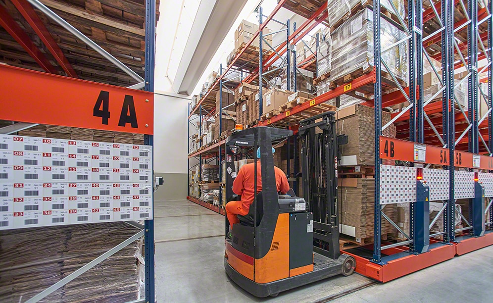 Maximum capacity for chocolates and sweets at Del Conte's new warehouse Maximum capacity for chocolates and sweets at Del Conte's new warehouse