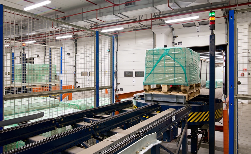 A double transfer car moves the loaded pallets and classifies them into twelve preload channels. They consist of chain conveyors and a turntable at the ends A double transfer car moves the loaded pallets and classifies them into twelve preload channels. They consist of chain conveyors and a turntable at the ends