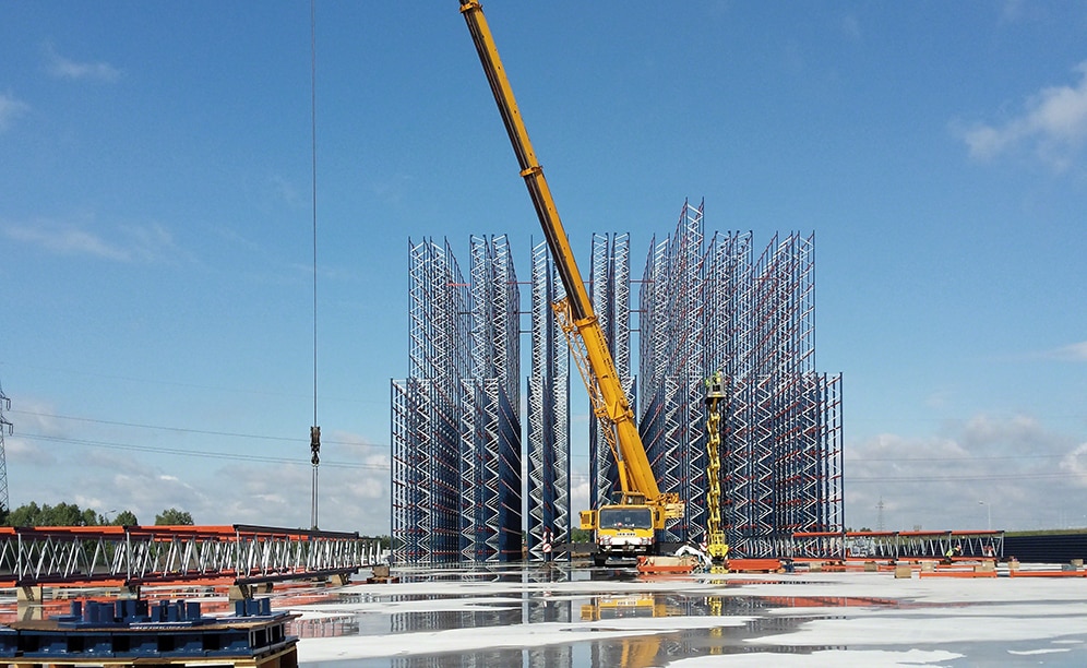 The racking must withstand its own weight, that of the goods, as well as the wall and roof covering owing to the self-supporting construction The racking must withstand its own weight, that of the goods, as well as the wall and roof covering owing to the self-supporting construction