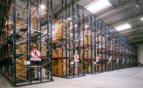 Pallet racking with wire shelves and a conveyor circuit multiply picking efficiency in a major toy manufacturer Pallet racking with wire shelves and a conveyor circuit multiply picking efficiency in a major toy manufacturer