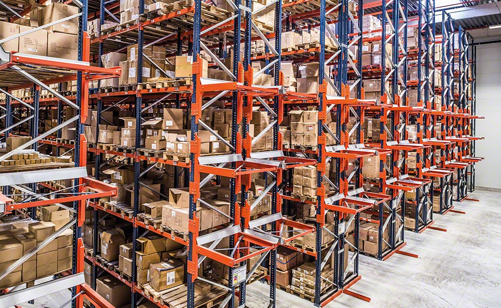 Two picking options for home décor items in the logistics centre of Côté Table in France Two picking options for home décor items in the logistics centre of Côté Table in France