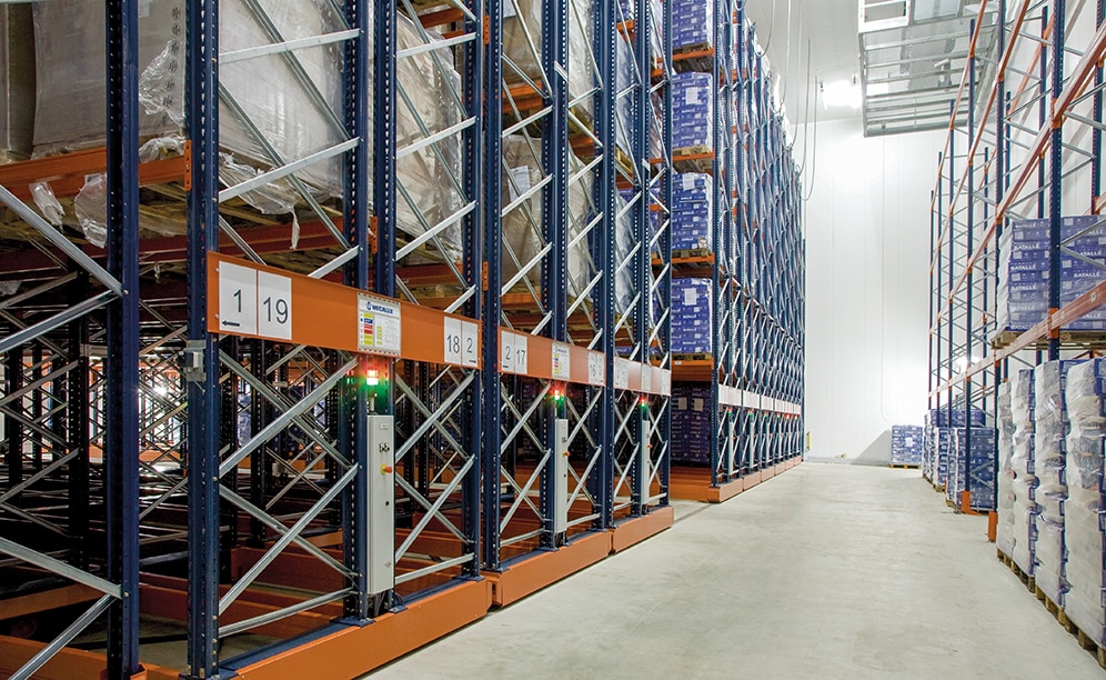 Mecalux has equipped the frozen storage chamber with 16 double-deep Movirack mobile racks and four stationary ones, all 10 m high