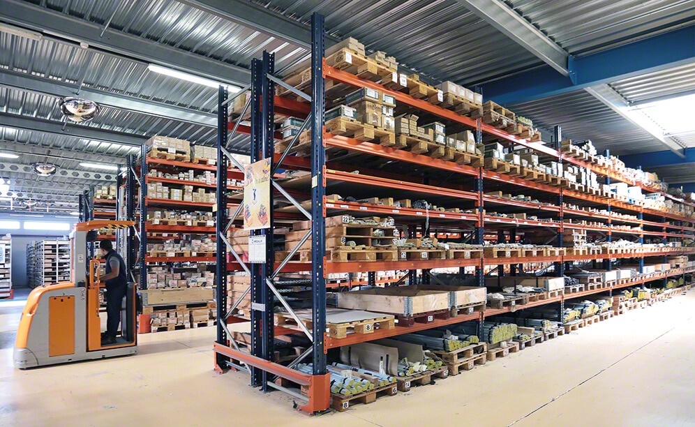 Pallet racking, drive-in pallet racks, mobile racks for pallets and picking, come together in the Société Provençale de Boulonnerie (SPB) Pallet racking, drive-in pallet racks, mobile racks for pallets and picking, come together in the Société Provençale de Boulonnerie (SPB)