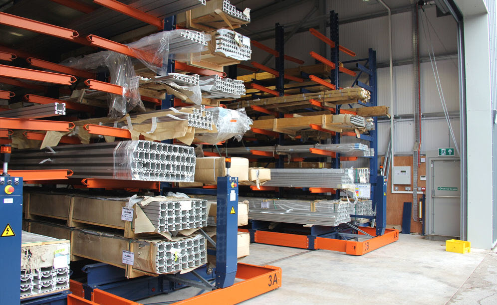 Mecalux installs a special mobile cantilever rack solution for metallic profiles in Tiverton (UK) Mecalux installs a special mobile cantilever rack solution for metallic profiles in Tiverton (UK)
