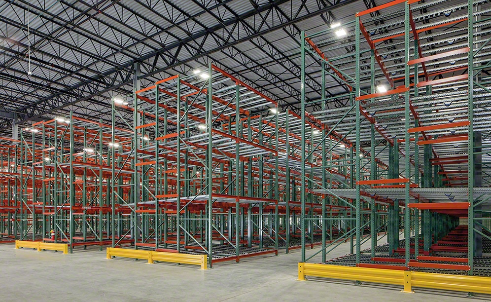 Pet food and accessory warehouse of Pet Supermarket in Florida Pet food and accessory warehouse of Pet Supermarket in Florida