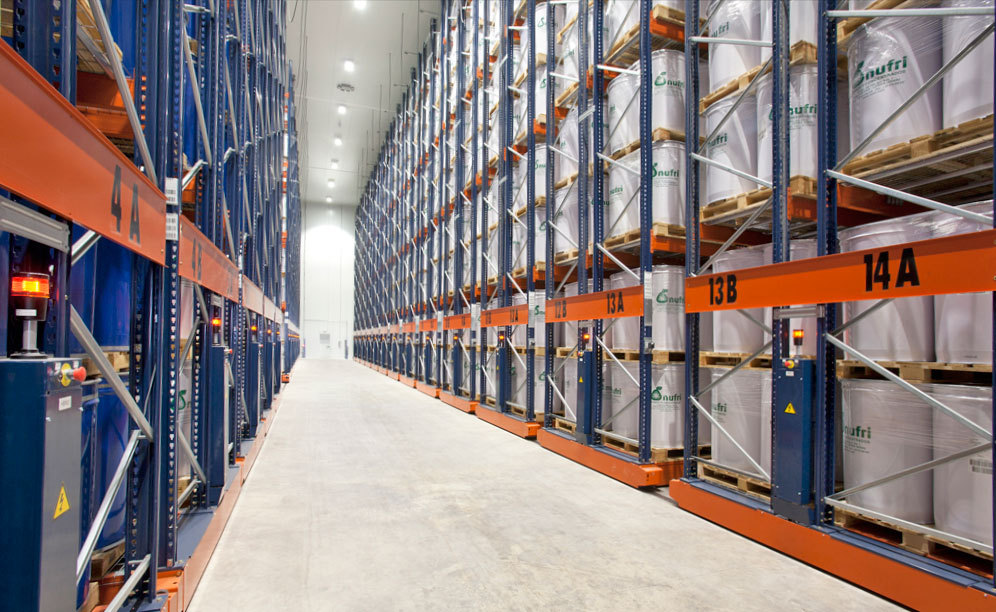 How to store 11,000 pallets of unusual dimensions in 4,400 m² thanks to the mobile racking from Mecalux How to store 11,000 pallets of unusual dimensions in 4,400 m² thanks to the mobile racking from Mecalux
