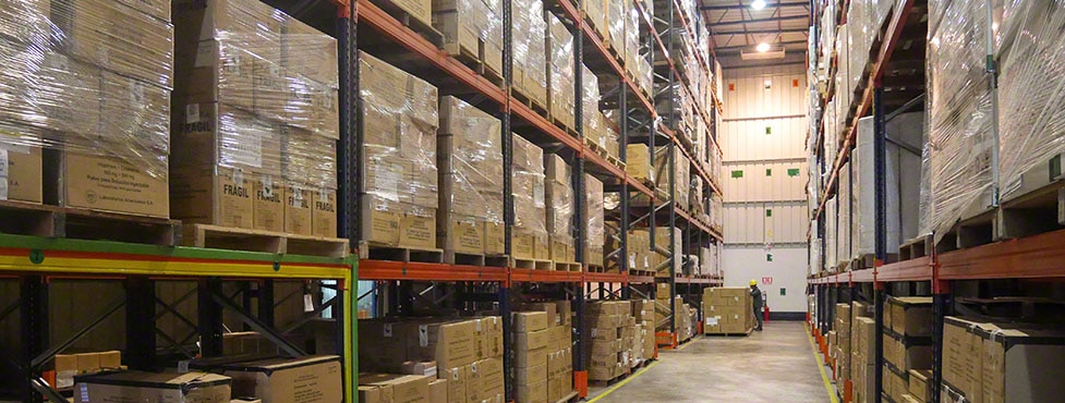 Laboratorios Americanos: Pharmaceutucal products on earthquake-resistant racks Laboratorios Americanos: Pharmaceutucal products on earthquake-resistant racks