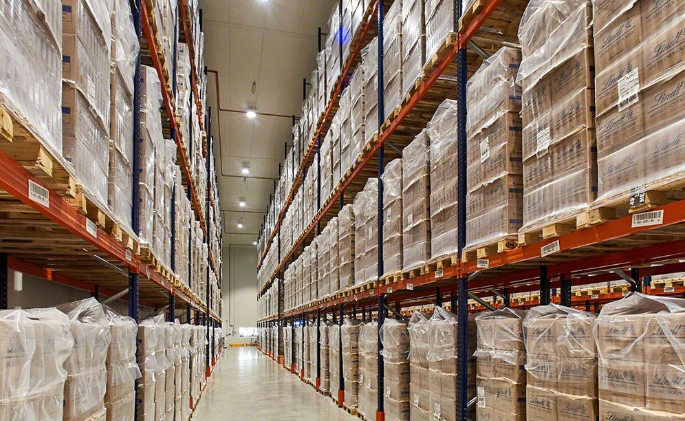 Pallet and push-back racks at the Brivio & Viganò warehouse in Italy Pallet and push-back racks at the Brivio & Viganò warehouse in Italy