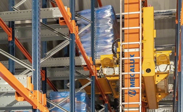 Pallet Shuttle system with stacker crane of Cárnicas Chamberí