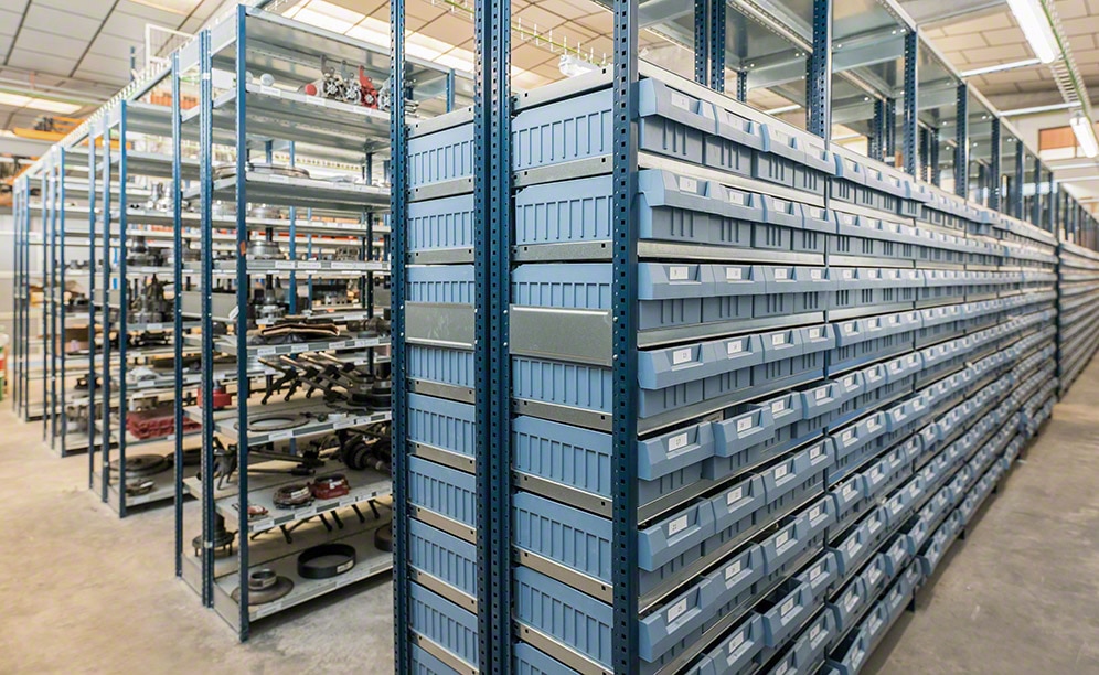 Shelving for picking in the spare parts warehouse for industrial vehicles Shelving for picking in the spare parts warehouse for industrial vehicles