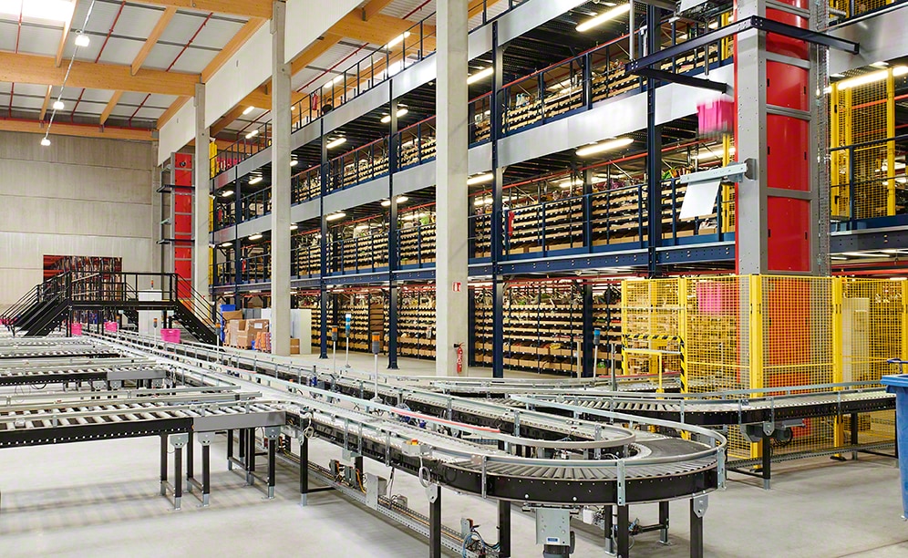 Mecalux shelving for costumes and party items e-commerce business Mecalux shelving for costumes and party items e-commerce business