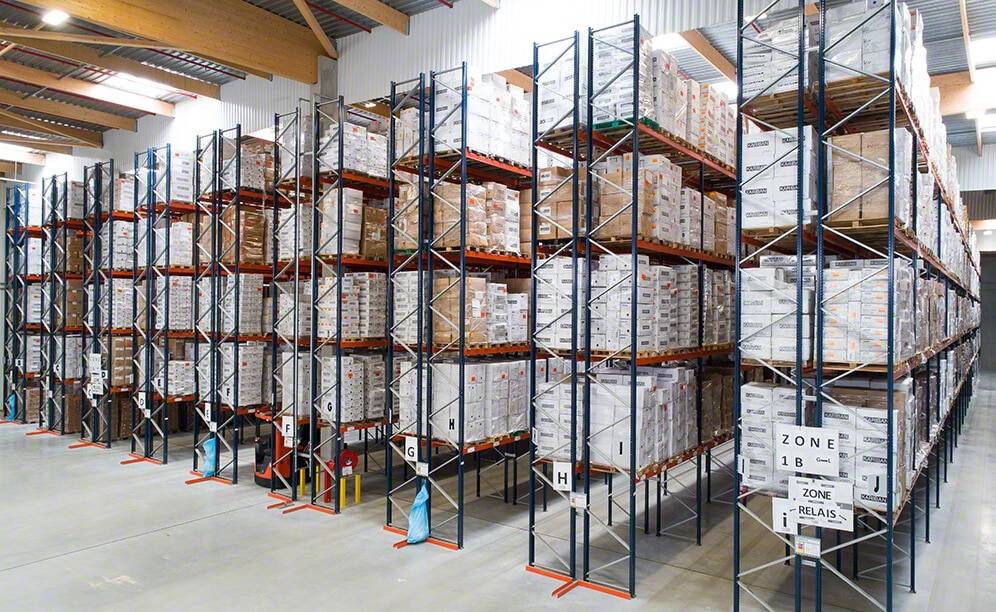 Mecalux racking for the clothing and fashion accessory e-commerce TopTex Mecalux racking for the clothing and fashion accessory e-commerce TopTex
