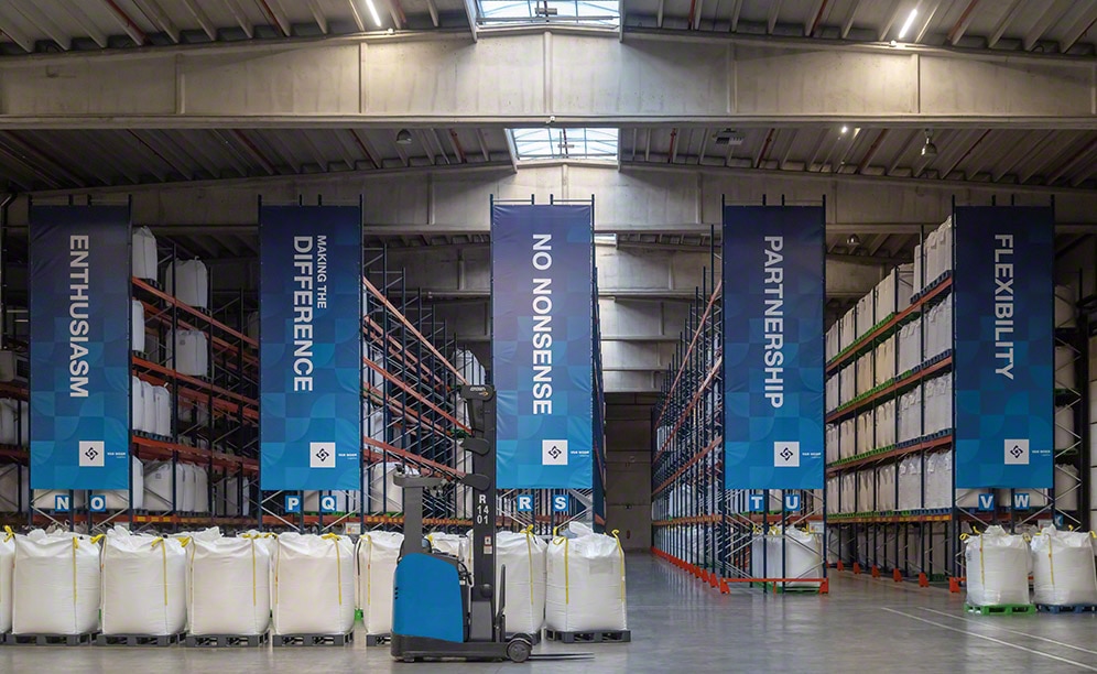 Pallet racks for storing chemical products Pallet racks for storing chemical products