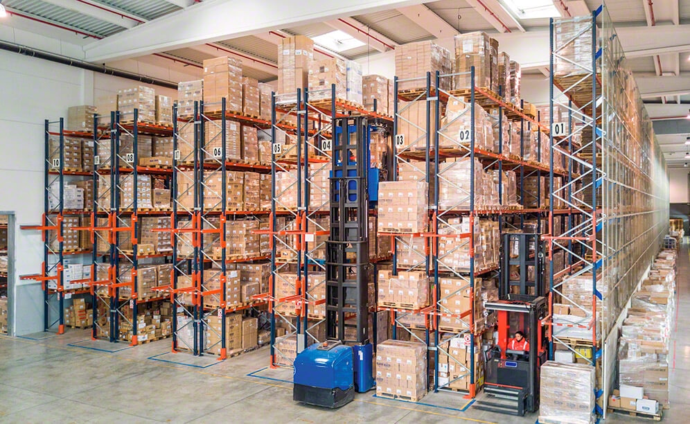 Sectored organisational efficiency in the 18,000 m² Dentaid logistics centre in Barcelona Sectored organisational efficiency in the 18,000 m² Dentaid logistics centre in Barcelona