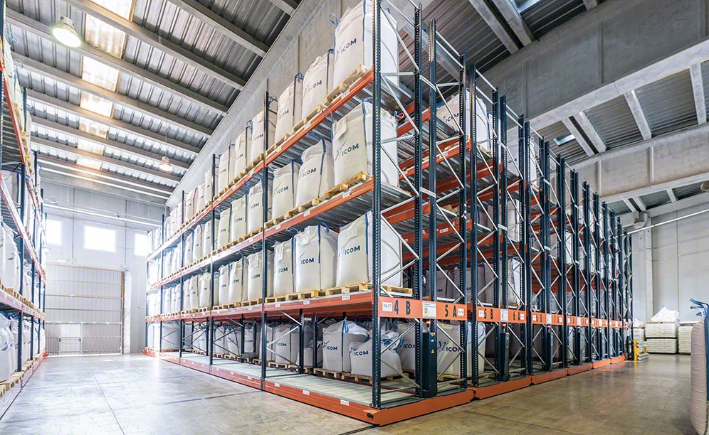 Movirack mobile racking: a solutions to store plastic in big bags Movirack mobile racking: a solutions to store plastic in big bags