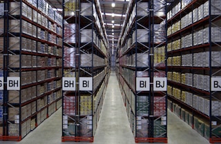 A warehouse with pallet racks to hold more than 30,000 pallets in Peru A warehouse with pallet racks to hold more than 30,000 pallets in Peru