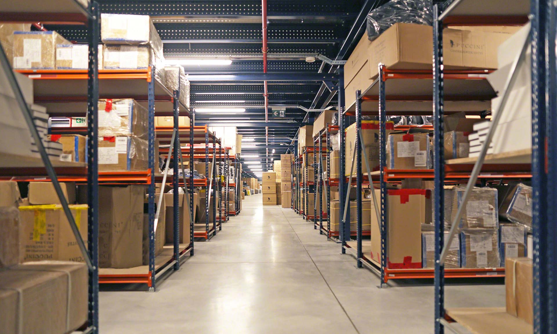 Puccini: mezzanine floor with picking shelves Puccini: mezzanine floor with picking shelves