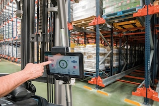 With the Mecalux EASY WMS system, one tablet can control up to 18 shuttles at a time