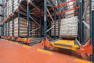 Installations with semi-automatic shuttles allow both LIFO and FIFO loading systems