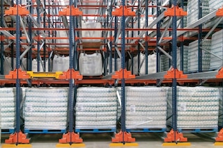 The shuttle can locate pallets with different load types, as it can support weights of up to 1,500 kg