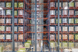 In low-rotation warehouses, it is not necessary to have a shuttle for each lane. Instead, one lift platform is sufficient to place the shuttle according to needs