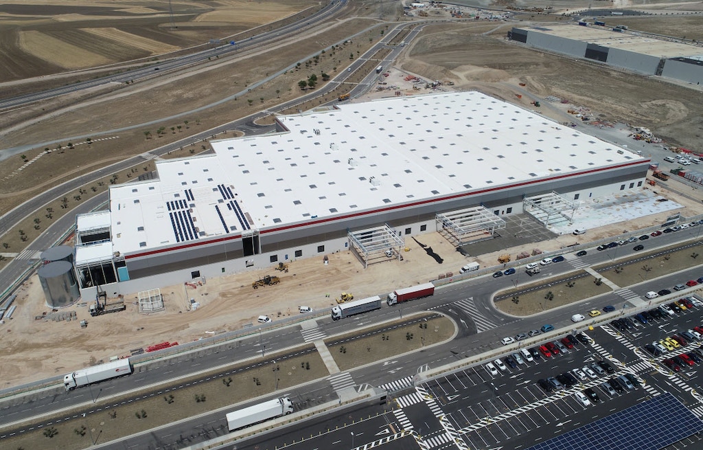 Pallet racks, cantilever racks and M7 shelving for picking in the new Airbus warehouse