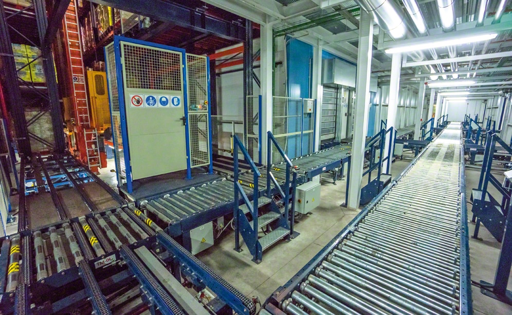 On the overpasses’ lower level is the consolidation area of the warehouse, where outputs and inputs exist side by side