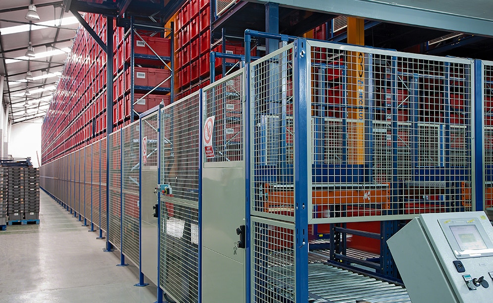 A high-capacity automated miniload for boxes for the leading drugstore and perfumery wholesaler A high-capacity automated miniload for boxes for the leading drugstore and perfumery wholesaler