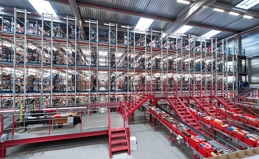 A large picking installation with conveyors to manage the online sales of 10,000 pairs of shoes a day A large picking installation with conveyors to manage the online sales of 10,000 pairs of shoes a day