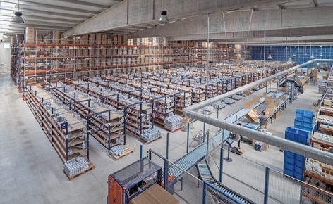 Mecalux has provided all storage systems: an automated miniload warehouse, a complete circuit of conveyors with P&D stations, box formers, box sealers, scales and classification chutes