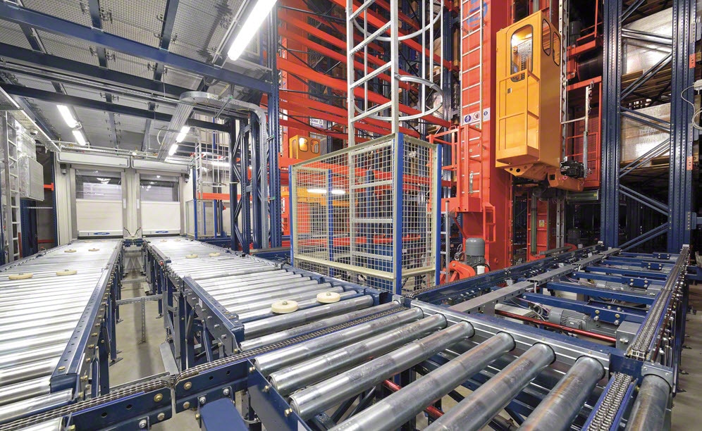 Inputs and outputs of the warehouse is done using a double conveyor circuit