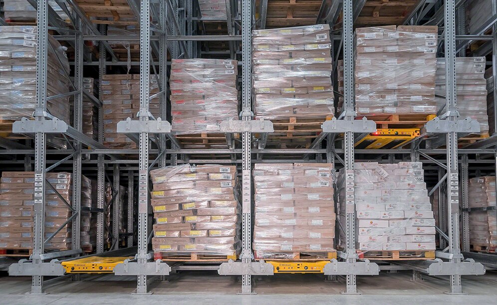 The loading and unloading of goods is carried out thanks to four electric shuttles that move inside the racks