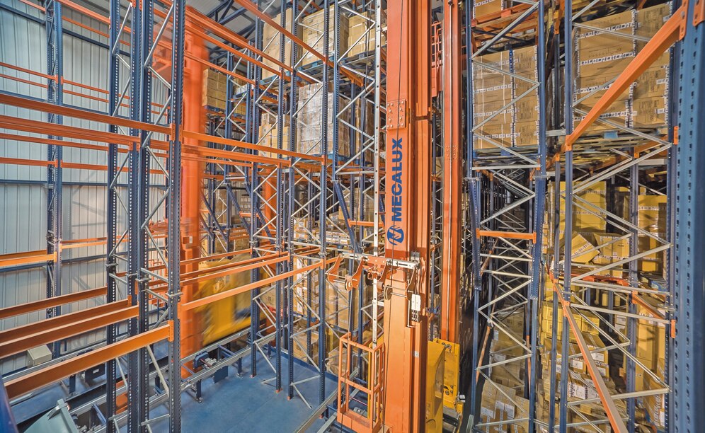 The automated clad-rack warehouse for pallets is composed of three aisles with double-deep racks on both sides
