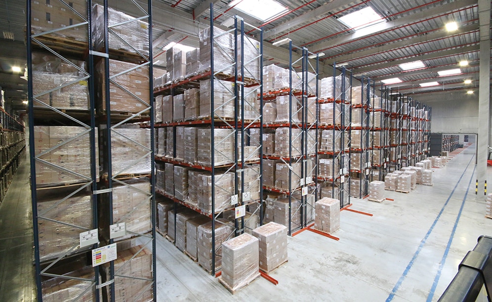 A sectored warehouse with capacity for more than 42,000 pallets and a high performance picking area