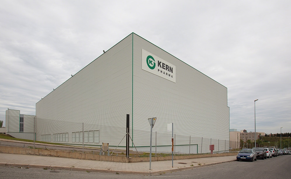 The pharmaceutical laboratory Kern Pharma builds a clad-rack warehouse that combines stacker cranes for boxes and for pallets The pharmaceutical laboratory Kern Pharma builds a clad-rack warehouse that combines stacker cranes for boxes and for pallets